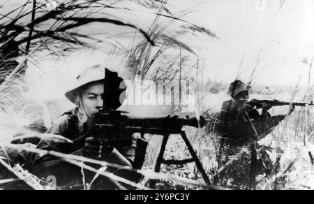 Viet Cong homme mitrailleuses et armes automatiques comme ils attendent pour embusquer le gouvernement et les troupes américaines des bateaux légers cachés dans des roseaux et des marais «quelque part dans le Sud Vietnam» sur la photo pour laquelle aucune date exacte n'est donnée . Veuillez noter que cette photo fournie par l'Agence de presse du Vietnam et les informations de base sur les légendes ont été mises à disposition depuis l'Europe de l'est . 23 août 1965 Banque D'Images