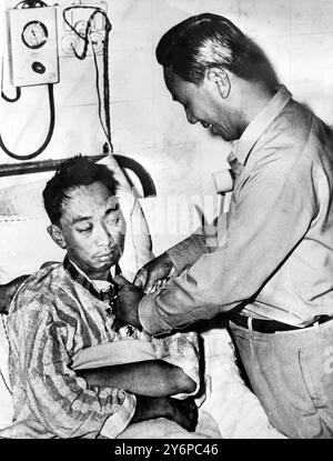 Le président du Vietnam du Sud, Nguyen Van Thieu, accroche une médaille d'honneur vietnamienne sur le prêt du général de police Nguyen Ngoc blessé dans un hôpital de Saigon le 7 mai 1968 . Le chef de la police a été blessé au cours de graves combats à Saigon plus tôt cette semaine. 10 mai 1968 Banque D'Images