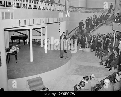 LE SECRÉTAIRE AU COMMERCE EXTÉRIEUR APPELLE À UNE PLUS GRANDE EXPORTATION DE CHAUSSURES M. A.G. BOTTOMLEY , Secrétaire au commerce d'outre-mer , parlant à l'ouverture de l'exposition de la mode dans la chaussure - à laquelle plus de 40 fabricants montrent les chaussures britanniques les plus récentes , à Grosvenor House , Londres . M. Bottomley a déclaré que la production de chaussures dans ce pays est maintenant à un niveau où les ventes à l'étranger peuvent être considérablement augmentées avec des demandes domestiques raisonnables toujours satisfaites. Les efforts visant à accroître les exportations de chaussures doivent réussir , a-t-il déclaré . 10 octobre 1949 Banque D'Images