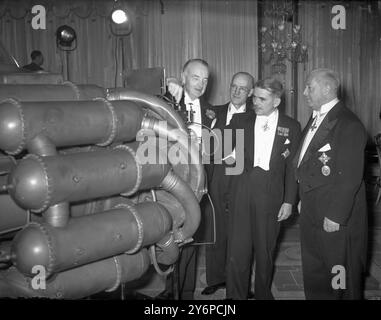 Pionnier du moteur à réaction ont été les principaux invités honorant le dixième anniversaire du vol propulsé par jet dans le monde libre à un dîner commentateur à l'Hôtel Dorchester , Londres , Angleterre , en présence de nombreux aviateurs de haut rang du monde. Vu ici le général LtoR Leon Johnson ( commandant général , Third Air Force USAAF ) ; le commodore de l'air Sir Frank Whittle ( pionnier concepteur du moteur à réaction ) ; et le général Francisco Fernandes Longoria ( chef des forces aériennes espagnoles , qui aurait refusé les offres des États-Unis, et s'enquiert de la possibilité d'acheter des jets britanniques) photo Banque D'Images