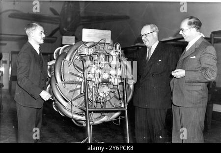 La collection aéronautique nationale du Musée des Sciences sera rouverte demain au public représentant pleinement l'histoire et le développement de l'aéronautique depuis la conception précoce du vol jusqu'aux derniers avions propulsés par fusée. Sir Frank Whittle , inventeur du moteur à réaction avec Air Commodore Banks et Mr PL Sumner, directeur du Musée des Sciences , examinant le premier moteur à réaction . 23 juin 1950 Banque D'Images