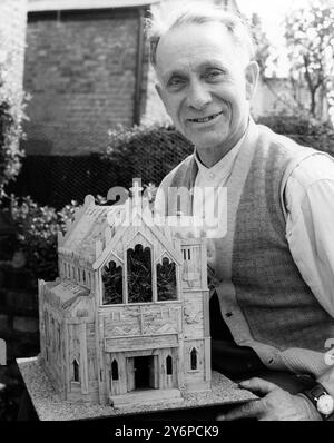 Il a fallu trois mois pour faire - avec quelque 10 000 allumettes , des lollystick et des papiers de caramel ( pour les fenêtres ) John Darvill de Sidcup , 71 ans, Kent vient de terminer ce modèle inhabituel d'église - et il doit être vu dans plusieurs écoles locales . 9 mai 1959 Banque D'Images