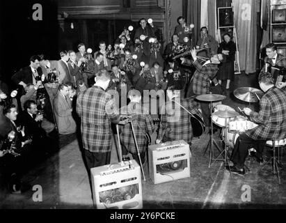 Bill Haley , qui est à l'origine du rock 'n' roll est arrivé à Londres et est vu répéter avec son groupe au Dominion Theatre dans le West End de Londres pour leur apparition Openig ce soir. Photos : Bill Haley (troisième à partir de la gauche) et ses Comets font face à une batterie de caméras lors de leur répétition au Dominion cet après-midi 6 février 1957 à Londres Banque D'Images