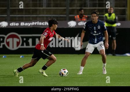 Hayate Matsuda (Hannover 96 II, #3) gegen Soichiro Kozuki (TSV 1860 Muenchen, #14). GER, TSV 1860 Muenchen gegen Hannover 96 II U23, Fussball, 3. Bundesliga, 7. Spieltag, saison 2024/2025, 25.09.2024. (LA RÉGLEMENTATION DFB DU DFL INTERDIT TOUTE UTILISATION DE PHOTOGRAPHIES COMME SÉQUENCES D'IMAGES ET/OU QUASI-VIDÉO). Foto : Eibner-Pressefoto/Heike Feiner Banque D'Images