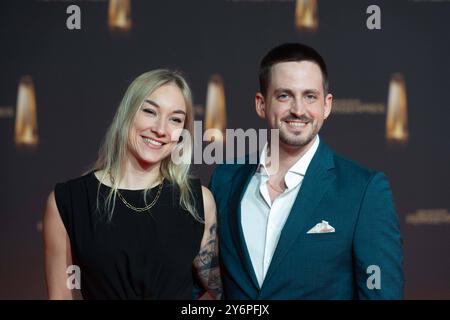 Marti FISCHER, Regisseur, und Jacqueline Jacky FELDMANN, comédienne, Roter Teppich, Red Carpet Show, Ankunft, Arrival, Verleihung des Deutschen Fernsehpreises, Der Deutsche Fernsehpreis 2024, Deutscher Fernsehpreis 2024 in den MMC Studios Koeln, AM 25.09.2024. *** Marti FISCHER, réalisateur, et Jacqueline Jacky FELDMANN, comédienne, tapis rouge, spectacle de tapis rouge, arrivée, cérémonie des Prix de la télévision allemande, Prix de la télévision allemande 2024, Prix de la télévision allemande 2024 au MMC Studios Cologne, le 25 09 2024 Banque D'Images