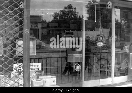 ASSASSINAT DE GAULLE TENTATIVE DE TROUS DE BALLES INA VITRINE À PARIS ; 23 AOÛT 1962 Banque D'Images