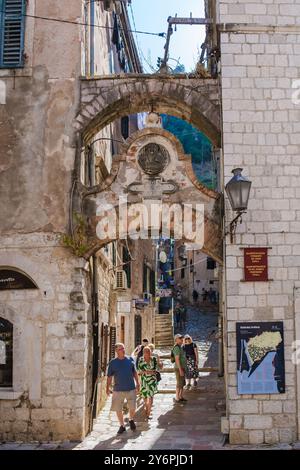 Kotor Montenegro 24 septembre 2024, en se promenant dans les charmantes rues de Kotor, les visiteurs admirent la belle architecture Banque D'Images