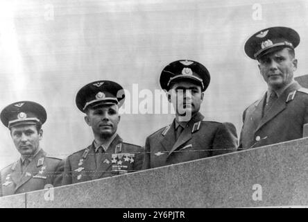 LE PREMIER MINISTRE SOVIÉTIQUE NIKITA KHROUCHTCHEV AVEC 4 COSMONAUTES NIKOLAÏEV POPOVICH GAGARINE ET TITOV / ; 18 AOÛT 1962 Banque D'Images