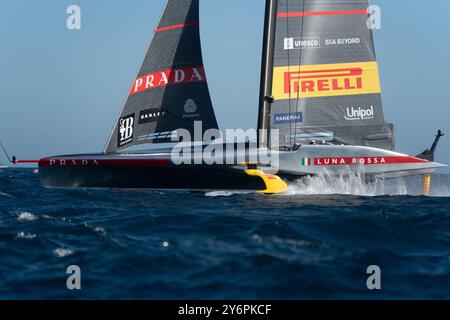 Match nul entre l'équipe britannique INEOS et Luna Rossa le premier jour de la finale de la Coupe de l'America Louis Vuitton, qui décidera qui affrontera le défenseur du titre, Team New Zealand, en finale. Empate entre el equipo INEOS británico y Luna Rossa en el primer día de las finales de la Copa América Louis Vuitton, que decidirá quién se enfrentará en la final al defensor del título, el Team New Zealand. Sur la photo:Luna Rossa Prada Pirelli Team, ineos britannia News sports -Barcelone, Espagne jeudi 26 septembre 2024 (photo par Eric Renom/LaPresse) Banque D'Images