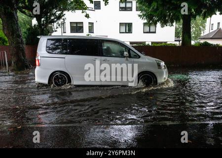 Londres, Royaume-Uni. 26 septembre 2024. Météo britannique – la circulation tente de passer alors qu'une route est inondée lors d'une forte averse à Northwood, au nord-ouest de Londres. Le met Office a émis un avertissement jaune pour les fortes pluies qui provoqueront des inondations et des perturbations pour le reste de la journée et la nuit. Credit : Stephen Chung / Alamy Live News Banque D'Images