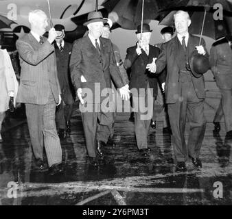 L'ANCIEN PRÉSIDENT AMÉRICAIN DWIGHT EISENHOWER AVEC SA FEMME MAM À L'AÉROPORT DE NORTHOLT ET DAVID BRUCE AMBASSADEUR DES ÉTATS-UNIS / ; 9 AOÛT 1962 Banque D'Images