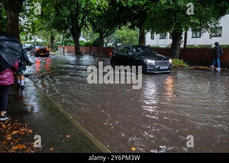 Londres, Royaume-Uni. 26 septembre 2024. Météo britannique – la circulation tente de passer alors qu'une route est inondée lors d'une forte averse à Northwood, au nord-ouest de Londres. Le met Office a émis un avertissement jaune pour les fortes pluies qui provoqueront des inondations et des perturbations pour le reste de la journée et la nuit. Credit : Stephen Chung / Alamy Live News Banque D'Images