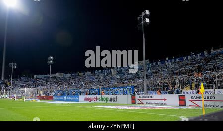 Muenchen, Deutschland. 25 septembre 2024. Die Loewenfans in der Westkurve. GER, TSV 1860 Muenchen gegen Hannover 96 II U23, Fussball, 3. Bundesliga, 7. Spieltag, saison 2024/2025, 25.09.2024. (LA RÉGLEMENTATION DFB DU DFL INTERDIT TOUTE UTILISATION DE PHOTOGRAPHIES COMME SÉQUENCES D'IMAGES ET/OU QUASI-VIDÉO). Foto : Eibner-Pressefoto/Heike Feiner crédit : dpa/Alamy Live News Banque D'Images