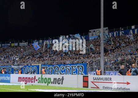 Muenchen, Deutschland. 25 septembre 2024. Die Loewenfans in der Westkurve. GER, TSV 1860 Muenchen gegen Hannover 96 II U23, Fussball, 3. Bundesliga, 7. Spieltag, saison 2024/2025, 25.09.2024. (LA RÉGLEMENTATION DFB DU DFL INTERDIT TOUTE UTILISATION DE PHOTOGRAPHIES COMME SÉQUENCES D'IMAGES ET/OU QUASI-VIDÉO). Foto : Eibner-Pressefoto/Heike Feiner crédit : dpa/Alamy Live News Banque D'Images