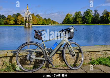 Vélo près de la fontaine Diana dans Bushy Park. Kingston upon Thames, au sud-ouest de Londres, Angleterre. Banque D'Images