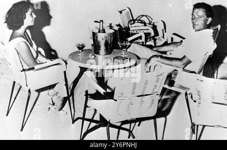 RICHARD BURTON À L'HÔTEL EN ITALIE EN TRAIN DE BOIRE UNE COUPE DE CHAMPAGNE AVEC L'ACTRICE ELIZABETH TAYLOR / ; 31 JUILLET 1962 Banque D'Images