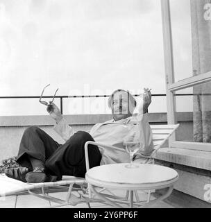 31 JUILLET 1962 LE DRAMATURGE TENNESSEE WILLIAMS , PHOTOGRAPHIÉ AU SOMMET DE L'HÔTEL CARLTON TOWER À LONDRES POUR VOIR SA COMÉDIE 'PÉRIODE D'AJUSTEMENT' PASSER DU ROYAL COURT THEATRE AU WYNDHAMS THEATRE. LONDRES, ANGLETERRE. Banque D'Images