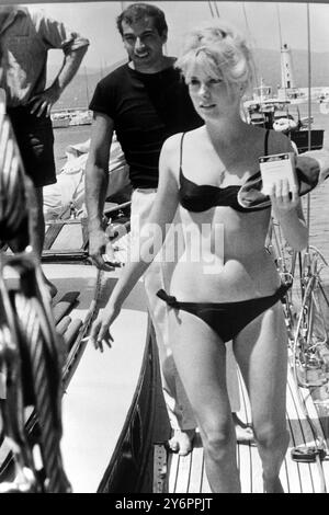 29 JUILLET 1962 ROGER VADIM PHOTOGRAPHIÉ EN TRAIN DE PRENDRE LE SOLEIL AVEC CATHERINE DENEUVE À ST. TROPEZ, FRANCE. Banque D'Images