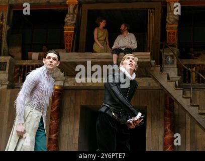 de gauche à droite : Colin Morgan (Ariel), Joshua James (Ferdinand) avec Roger Allam (Prospero), Jessie Buckley (Miranda) dans LA TEMPÊTE de Shakespeare au Shakespeare's Globe, Londres SE1 02/05/2013 musique : Stephen Warbeck design : Max Jones réalisateur : Jeremy Herrin Banque D'Images