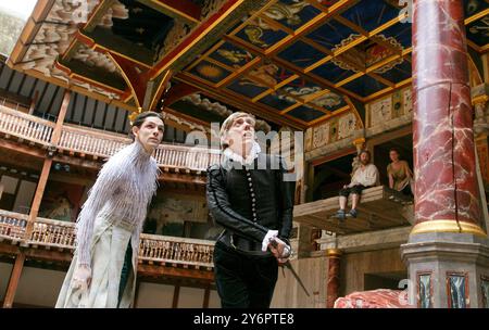 de gauche à droite : Colin Morgan (Ariel), Joshua James (Ferdinand) avec (en haut à droite) Roger Allam (Prospero), Jessie Buckley (Miranda) dans LA TEMPÊTE de Shakespeare au Shakespeare's Globe, Londres SE1 02/05/2013 musique : Stephen Warbeck design : Max Jones réalisateur : Jeremy Herrin Banque D'Images