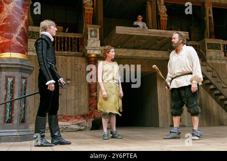 de gauche à droite : Joshua James (Ferdinand), Jessie Buckley (Miranda), Roger Allam (Prospero) avec Colin Morgan (Ariel) dans LA TEMPÊTE de Shakespeare au Shakespeare's Globe, Londres SE1 02/05/2013 musique : Stephen Warbeck design : Max Jones réalisateur : Jeremy Herrin Banque D'Images