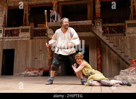 En haut à l'arrière : Colin Morgan (Ariel) en bas : Roger Allam (Prospero), Jessie Buckley (Miranda) dans LA TEMPÊTE de Shakespeare au Shakespeare's Globe, Londres SE1 02/05/2013 musique : Stephen Warbeck design : Max Jones réalisateur : Jeremy Herrin Banque D'Images