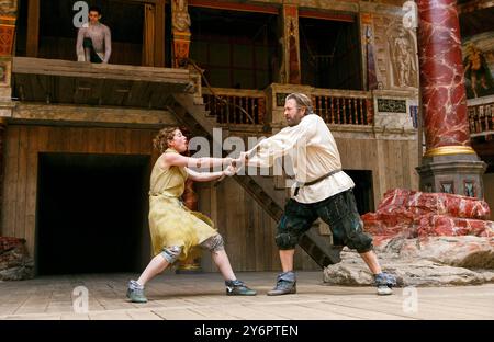 En haut à gauche : Colin Morgan (Ariel) en bas : Jessie Buckley (Miranda), Roger Allam (Prospero) dans LA TEMPÊTE de Shakespeare au Shakespeare's Globe, Londres SE1 02/05/2013 musique : Stephen Warbeck design : Max Jones réalisateur : Jeremy Herrin Banque D'Images