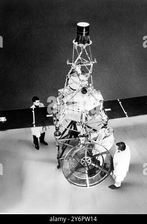 19 JUILLET 1962 DES TECHNICIENS VÉRIFIENT LA SONDE SPATIALE MARINER 1 QUI SERA LANCÉE DANS L'ESPACE LORS D'UNE MISSION DE 36 MILLIONS DE KILOMÈTRES VERS VÉNUS, RENVOYANT DES INFORMATIONS SUR SA TEMPÉRATURE ET SES CHAMPS MAGNÉTIQUES À LA TERRE. WASHINGTON, ÉTATS-UNIS. Banque D'Images