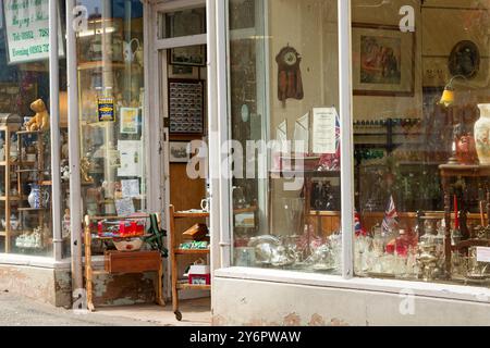 Une vitrine de magasin antique. Divers articles exposés à la vente Banque D'Images