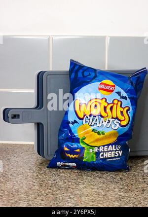 Londres, Angleterre, septembre 26 2024 : sac de Wotsits Giants de Walkers pour Halloween dans la cuisine avec la marque Halloween. Banque D'Images