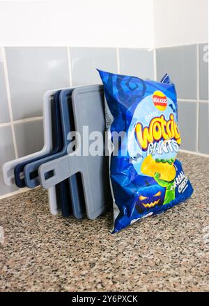 Londres, Angleterre, septembre 26 2024 : sac de Wotsits Giants de Walkers pour Halloween dans la cuisine avec la marque Halloween. Banque D'Images