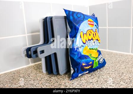 Londres, Angleterre, septembre 26 2024 : sac de Wotsits Giants de Walkers pour Halloween dans la cuisine avec la marque Halloween. Banque D'Images