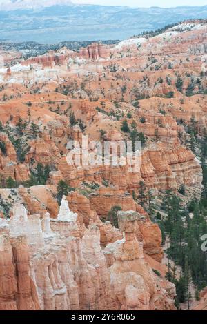 Photo de haut en bas de Bryce Canyon qui montre un tas de hoodoos dans un ciel clair. L'orange vif et blanc des structures hoodoo offre un bon contraste Banque D'Images