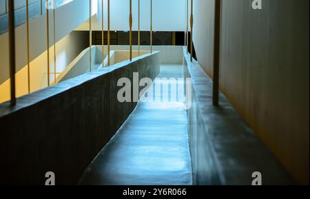 L'intérieur du Musée silésien de Katowice, Pologne. Descente en béton vers la partie souterraine du bâtiment qui est une mine de charbon inutilisée Banque D'Images