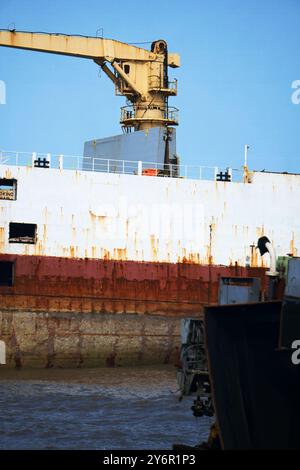 La perspective latérale du processus de démolition des navires à Alang illustre le démantèlement complexe des grands navires maritimes. L'image présente substantia Banque D'Images