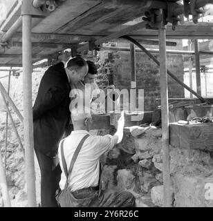 JOHN HOPE INSPECTE LE MUR ROMAIN DE LONDRES / ; 13 JUIN 1962 Banque D'Images