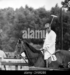 PHILIP PRINCE SUR PONEY PENDANT LE POLO MATCH ; 12 JUIN 1962 Banque D'Images