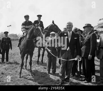 6 JUIN 1962 LARKSPUR, VAINQUEUR DU DERBY D'EPSOM AVEC LE JOCKEY AUSTRALIEN NEVILLE SELLWOOD ET DÉTENU PAR RAYMOND GUEST, PROPRIÉTAIRE NEW-YORKAIS. EPSOM, SURREY, ANGLETERRE. Banque D'Images