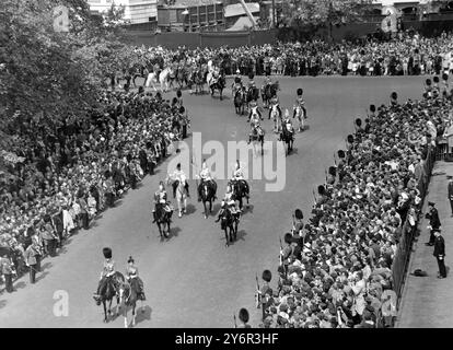 LA REINE ELIZABETH II À CHEVAL SUR MALL AVEC LE DUC DE GLOUCESTER À LONDRES CHEF DE LA CAVALERIE DOMESTIQUE ; 2 JUIN 1962 Banque D'Images