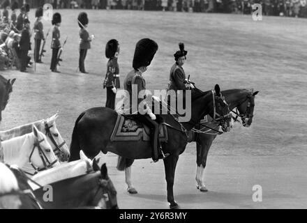 LA REINE ELIZABETH II CHEVAUCHANT LE MALL AVEC LE DUC DE GLOUCESTER À LONDRES ; LE 2 JUIN 1962 Banque D'Images