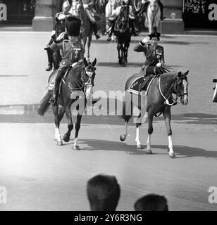 LA REINE ELIZABETH II CHEVAUCHANT LE MALL AVEC LE DUC DE GLOUCESTER À LONDRES ; LE 2 JUIN 1962 Banque D'Images