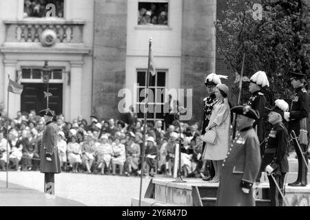 RETRAITÉS DE CHELSEA - LA REINE ELIZABETH II PREND LE SALUT ; 29 MAI 1962 Banque D'Images