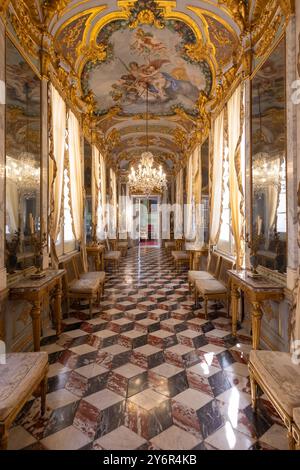 Gênes, Italie - 8 août 2023 : Palais Spinola. Couloir dans le style baroque de luxe, vieux palais, personne Banque D'Images