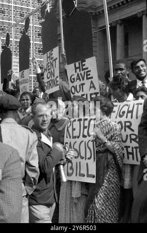 25 MAI 1962 MANIFESTATIONS CONTRE LE PROJET DE LOI ANTI-SABOTAGE DU GOUVERNEMENT SUD-AFRICAIN ET LE RACISME DE SUPRÉMATIE BLANCHE, DEVANT LA MAIRIE DE JOHANNESBURG, AFRIQUE DU SUD. Banque D'Images