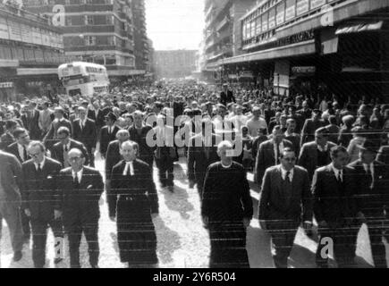 MARCHE DE PROTESTATION MULTIRACIALE Johannesburg, Afrique du Sud : dirigée par des ecclésiastiques, une procession de 10000 blancs marche sur le cénotaphe ici, hier, pour organiser un service protestant contre le projet de loi anti-sabotage du gouvernement et la suprématie blanche. La marche ordonnée s'est transformée en émeute lorsque les partisans du progouvernement ont bombardé les manifestants de déchets et se sont affrontés avec les manifestants. Des bagarres de poing et de couteau ont éclaté et la police a dû utiliser des gaz lacrymogènes pour rétablir l'ordre. 25 MAI 1962 Banque D'Images