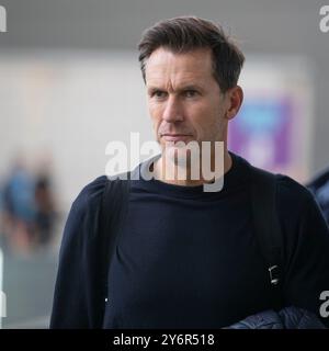 Gareth Taylor, entraîneur du W.F.C.Manchester City, arrive au stade joie lors du deuxième tour de l'UEFA Women's Champions League 2nd Leg match entre Manchester City et le Paris FC au stade joie, Manchester le jeudi 26 septembre 2024. (Photo : Mike Morese | mi News) crédit : MI News & Sport /Alamy Live News Banque D'Images