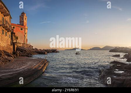 Église Tellaro et un petit bateau dans la mer. Golfo dei Poeti ou Golfe des poètes. Région Ligurie, Italie, Europe. Banque D'Images