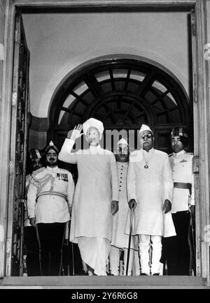 17 MAI 1962 DR. RADHAKRISHNAN, LE NOUVEAU PRÉSIDENT DE L'INDE, SALUE ALORS QU'IL PRÊTE SERMENT LORS DE LA CÉRÉMONIE DE PRESTATION DE SERMENT À NEW DELHI. AVEC LUI SE TROUVE LE PRÉSIDENT SORTANT DR. RAJENDRA PRASAD ET DERRIÈRE EST LE NOUVEAU VICE-PRÉSIDENT DR. ZAKIR HUSSAIN. Banque D'Images