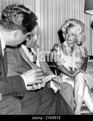 CONFÉRENCE DE PRESSE SUR LE DIVORCE DE L'ACTRICE JAYNE MANSFIELD / ; 4 MAI 1962 Banque D'Images