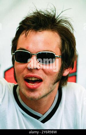 GAZ COOMBES, SUPERGRASS, PORTRAIT, BACKSTAGE, READING FESTIVAL 1998 : gaz Coombes de Supergrass jouant en direct au Reading Festival, Reading, Royaume-Uni le 29 août 1998. Photo : Rob Watkins. Photographie : Rob Watkins. INFO : Supergrass, un groupe de rock britannique, a connu le succès dans les années 1990 avec leur mélange contagieux d'influences Britpop et punk. Des tubes comme « Alright » et des albums comme « I Should Coco » ont consolidé leur réputation de musique énergique et entraînante, contribuant à la scène musicale dynamique de l'époque. Banque D'Images